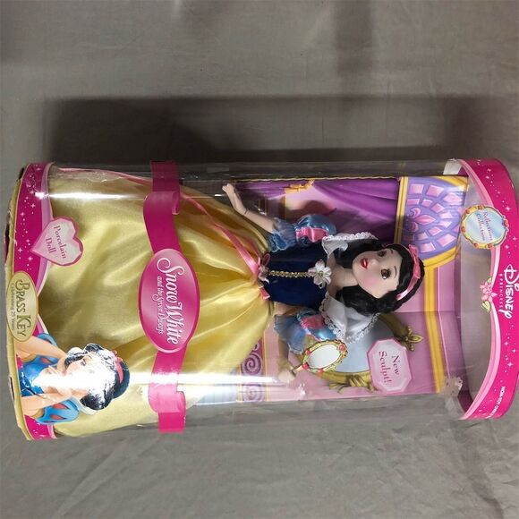 Disney Princess Snow White Porcelain Doll‎ Brass Key Reflections 2006 12 inch - Picture 3 of 5